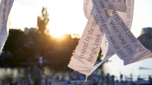 Bedruckte Papierstreifen als Deko auf der .txt22 flattern vor der untergehenden Sonne im Hintergrund