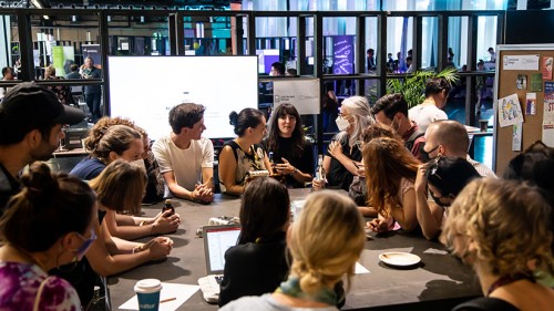Teilnehmer*innen stehen an einem Workshop-Tisch am Makerspace der re:publica 22